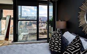 Deluxe City Centre Studio Apartment With Balcony & City Views - Free Wifi Netflix, Gym Access - Westone